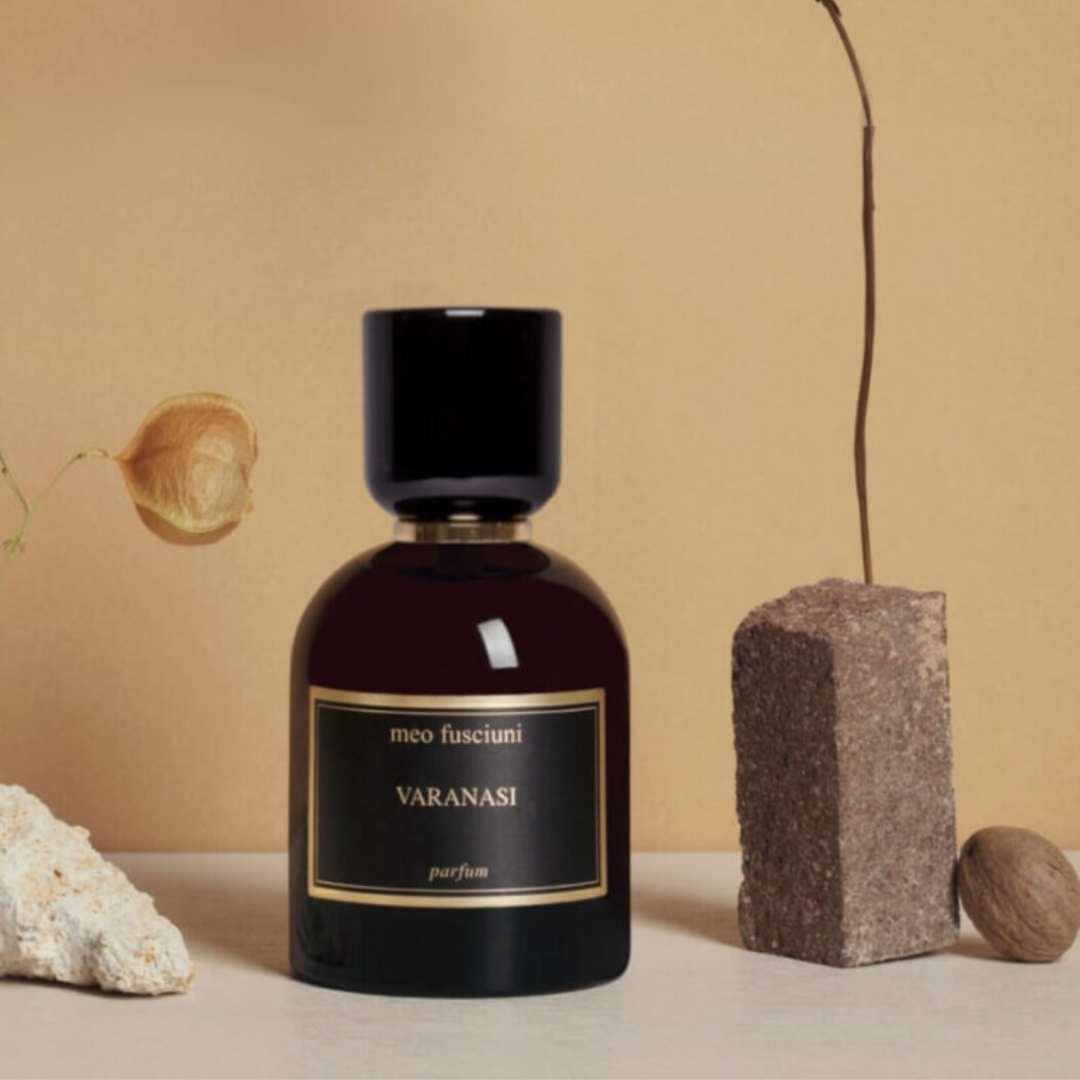 inszenierter Flakon von dem Eau de Parfum Varanasi von Meo Fusciuni mit mineralischen Objekten, warmer harzig-rauchiger Duft mit meditativer Stimmung, erhältlich bei scent amor.
