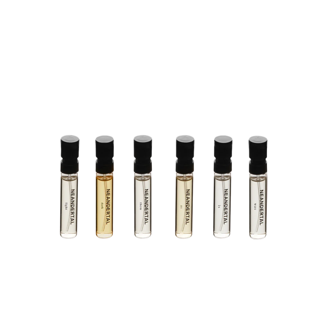 Neandertal Discovery Set Eau de Parfum, sechs Duftproben in Glasvials freigestellt auf schwarzem Hintergrund, erhältlich bei scent amor.