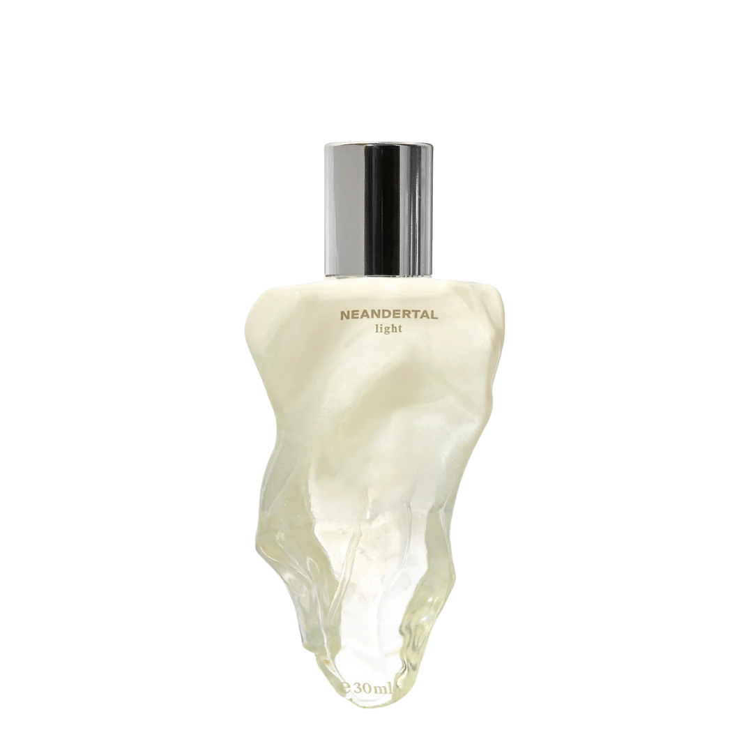 Neandertal Light Eau de Parfum, minimalistischer Nischenduft im skulpturalen Flakon, puristisch und modern, erhältlich bei scent amor.