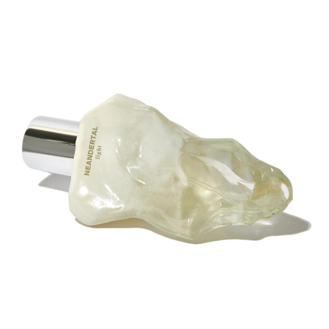Neandertal Light Eau de Parfum, heller avantgardistischer Duft im liegenden Flakon, weich, mineralisch und reduziert, erhältlich bei scent amor.