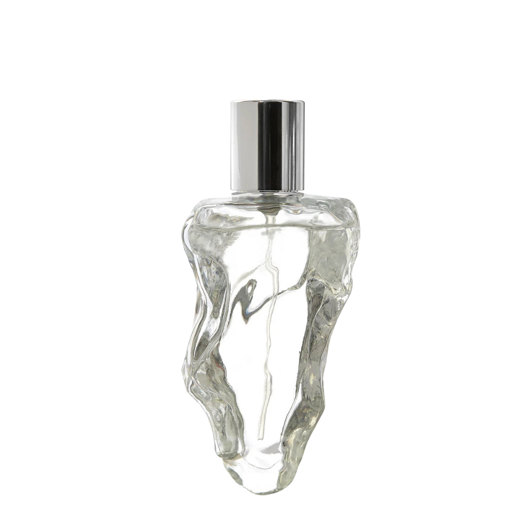 Neandertal them Eau de Parfum, skulpturaler Glasflakon mit klarer Flüssigkeit, minimalistisch und roh inszeniert, erhältlich bei scent amor.