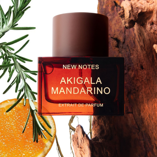 New Notes Akigala Mandarino Extrait de Parfum, Duftflakon inszeniert mit Mandarine, Rosmarin und holzigen Elementen, aromatisch-frischer Charakter, erhältlich bei scent amor.