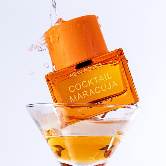 New Notes Cocktail Maracuja Extrait de Parfum, tropischer Duftflakon auf einem Cocktailglas mit spritzendem Getränk und sommerlicher Atmosphäre, erhältlich bei scent amor.