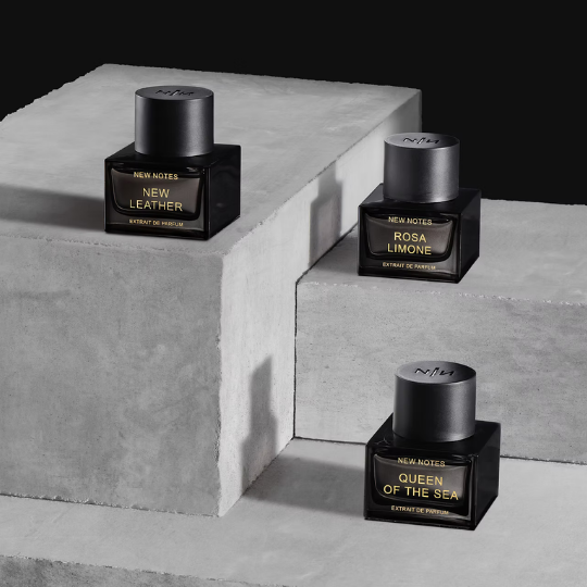 New Notes Extrait de Parfum, Präsentation von Düften der Kollektion auf Betonpodesten, erhältlich bei scent amor.