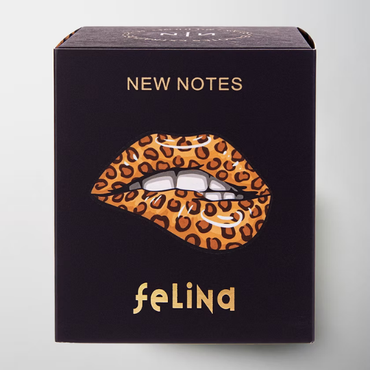 New Notes Felina Extrait de Parfum, schwarze Verpackung mit stilisiertem Leopardenlippen-Motiv und goldener Schrift, kreative Duftpräsentation, erhältlich bei scent amor.