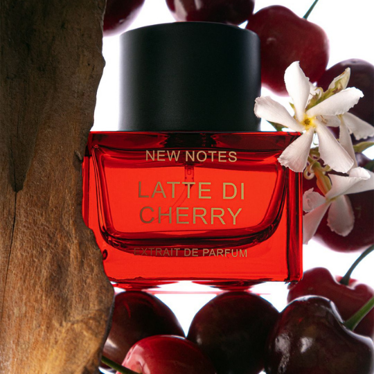 New Notes Latte di Cherry Extrait de Parfum, roter Flakon mit Kirschen, Blüten und holzigen Elementen inszeniert, sinnlicher gourmandiger Kirschduft, erhältlich bei scent amor.