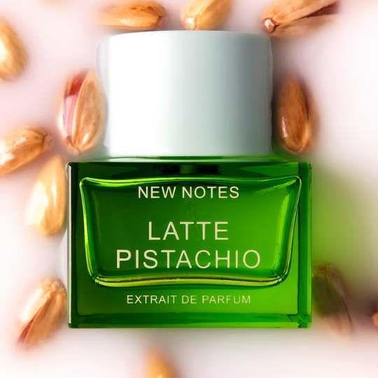 New Notes Latte Pistachio Extrait de Parfum, grüner Flakon umgeben von Pistazien, cremig-süße Duftinszenierung mit gourmandigem Charakter, erhältlich bei scent amor.
