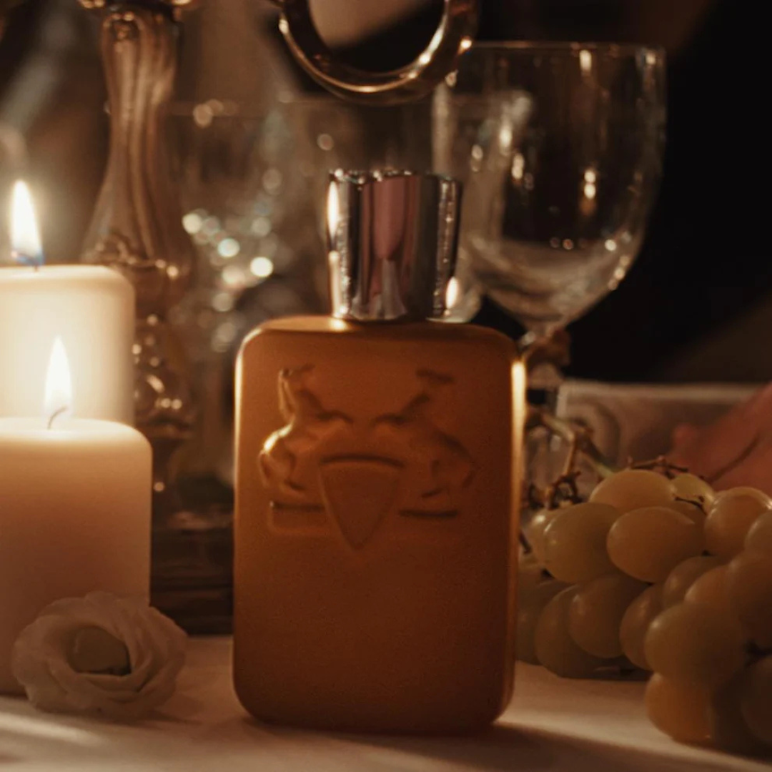 Parfums de Marly - ALTHAÏR mit Kerze und Weintrauben bei scent amor dem Spezialisten für Nischendüfte