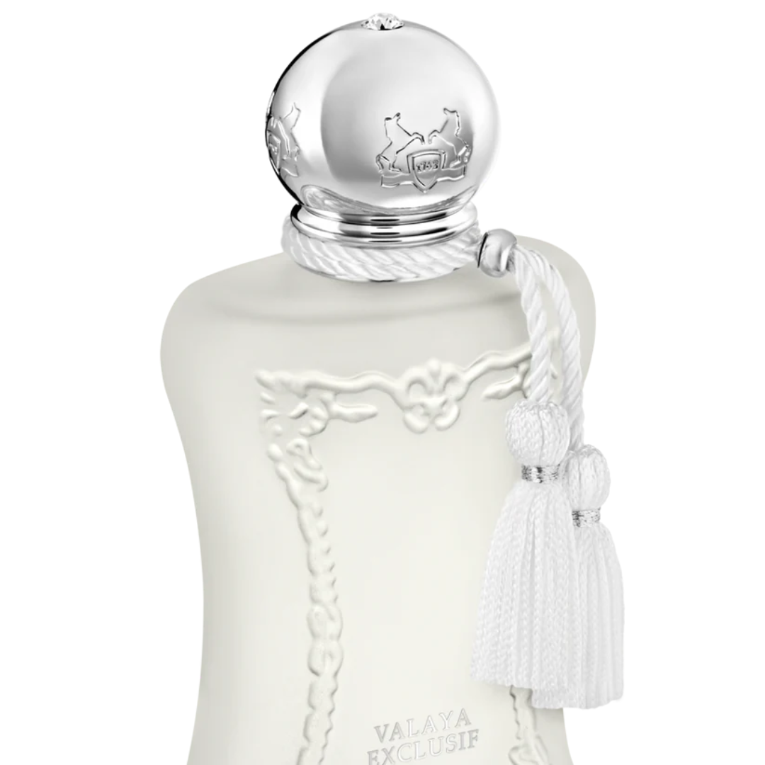 Detailansicht des Eau de Parfum Valaya Exclusif von Parfums de Marly mit silbernem Verschluss und Quaste, luxuriöser pudrig-floraler Nischenduft, erhältlich bei scent amor.