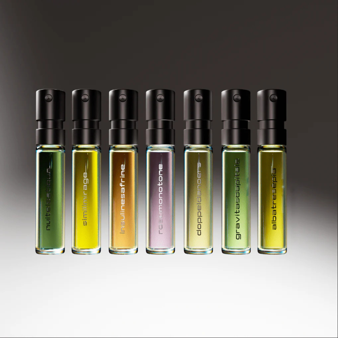 Première Peau Discovery Coffret Extrait de Parfum – Proben auf dunklem Hintergrund kunstvoll inszeniert – luxuriöses Nischenparfum-Set bei scent amor