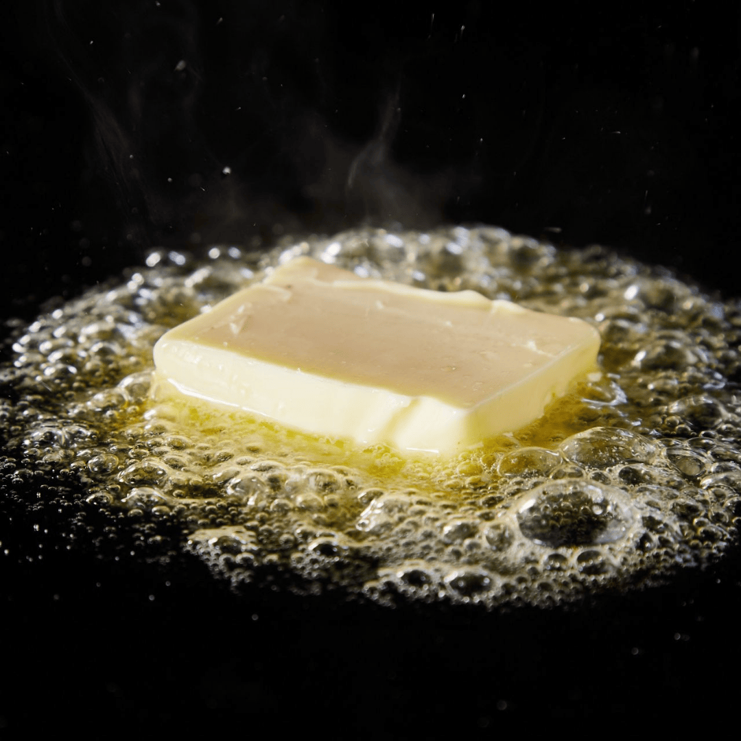 Sensatio Paris Beurre de Santal Eau de Parfum, schmelzende Butter mit goldener Textur als visuelle Duftreferenz für cremige Wärme, erhältlich bei scent amor.