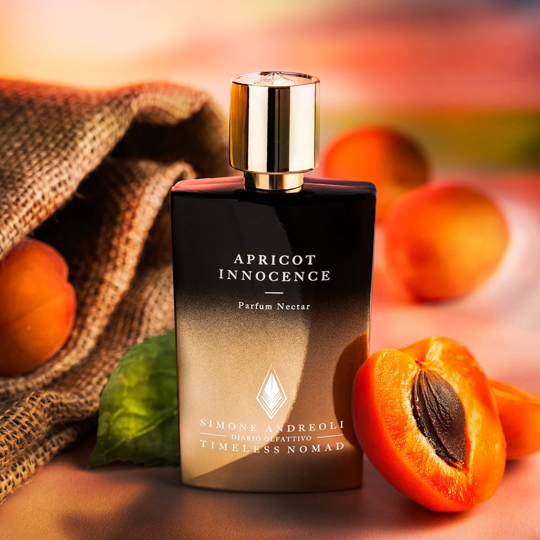 Simone Andreoli Apricot Innocence Parfum Nectar – Flakon kunstvoll inszeniert mit frischen Aprikosen, Symbol für natürliche Süße bei scent amor