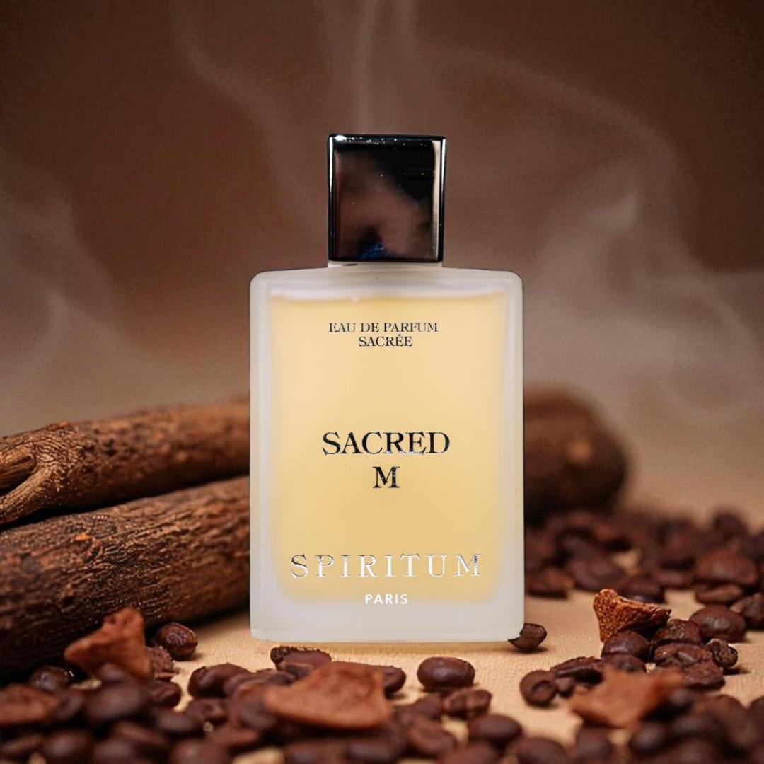 scent amor Spiritum Paris Sacred M Eau de Parfum, Flakon umgeben von Kaffeebohnen und Gewürznoten, aromatisch-warmes Duftbild, erhältlich bei scent amor